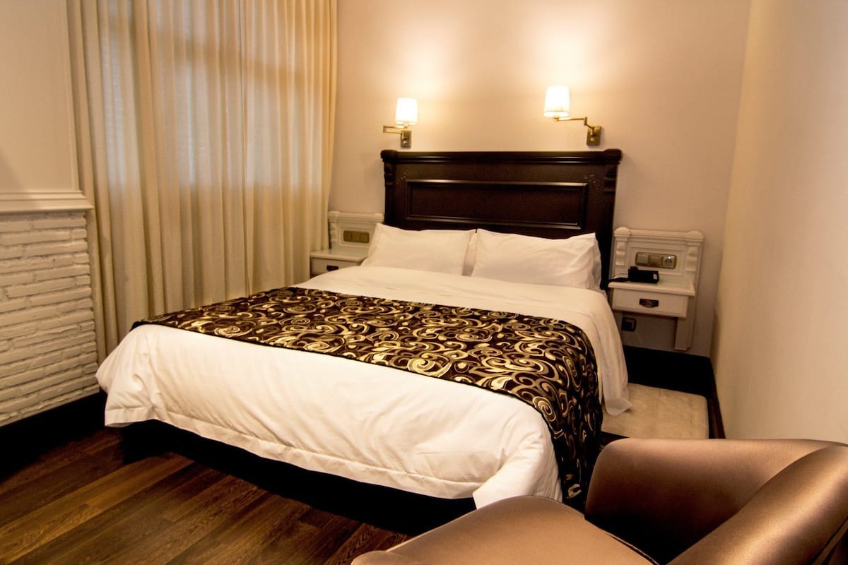 1 bedroom, egyptian cotton sheets, premium bedding, down duvets