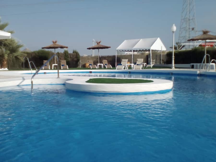 Piscine extérieure (ouverte en saison), parasols de plage