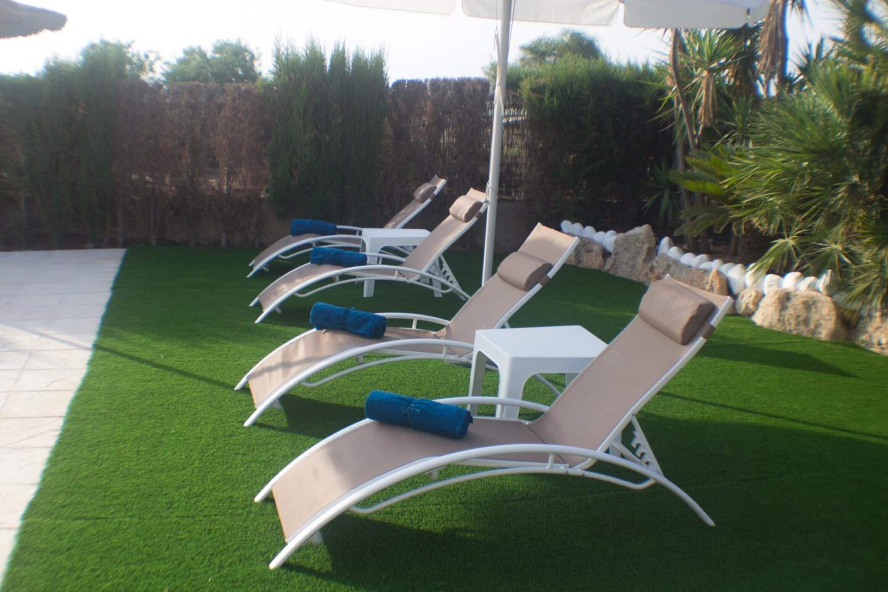 Alberca al aire libre por temporada y sombrillas en la alberca 