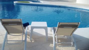 Alberca al aire libre por temporada y sombrillas en la alberca