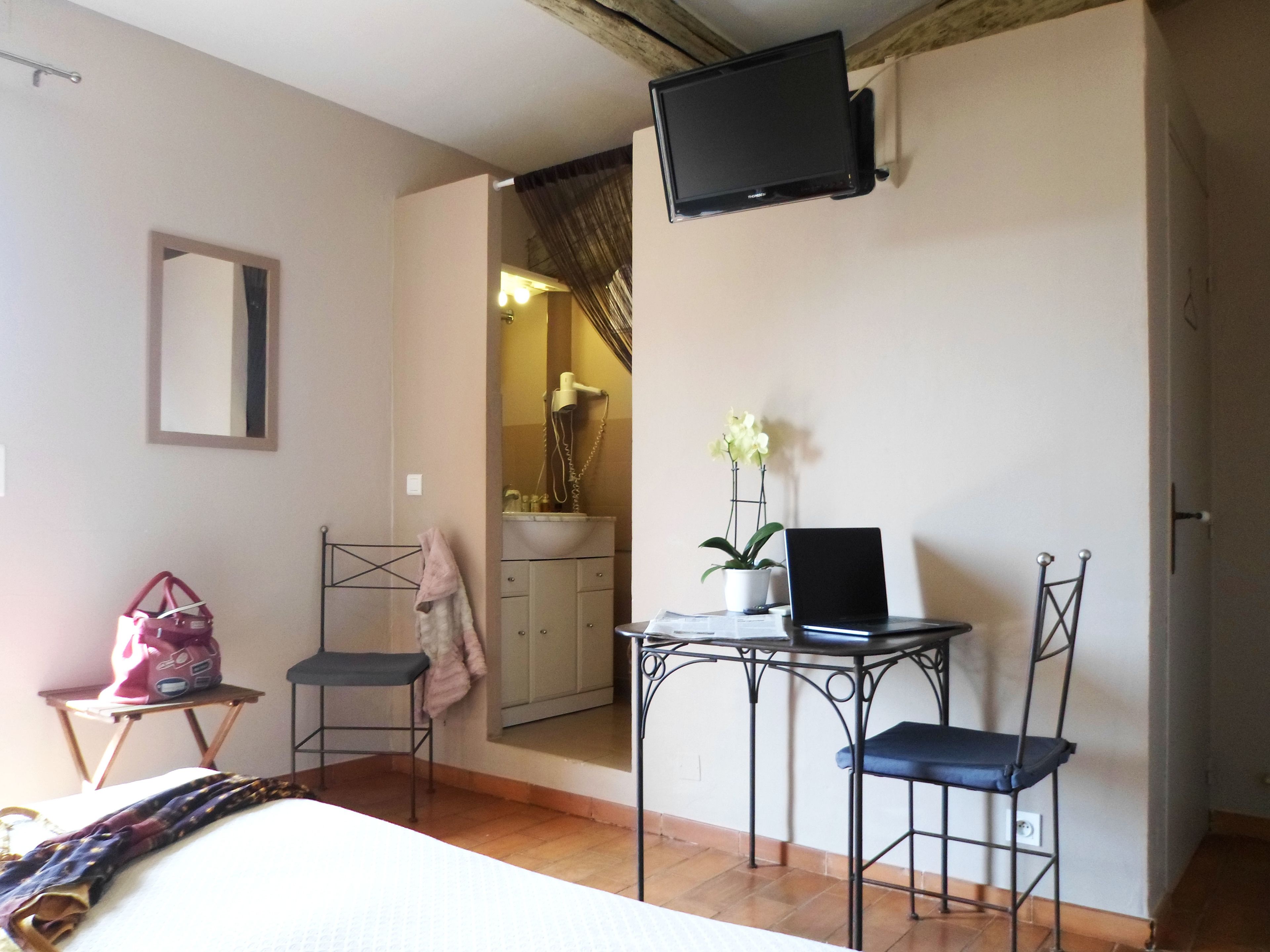 standard double room | bathroom | shower, free toiletries, hair dryer, towels