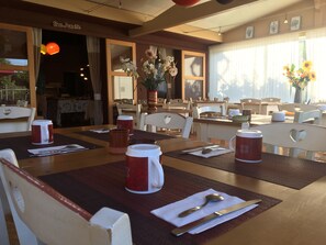 Daily buffet breakfast for a fee - Hôtel les Ambres (Roussillon)