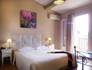 Standard Double Room | Premium bedding, individually decorated, individually furnished, desk - Hôtel les Ambres (Roussillon)