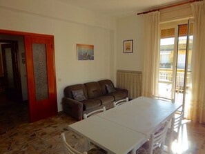Appartement, 2 chambres | Coin séjour