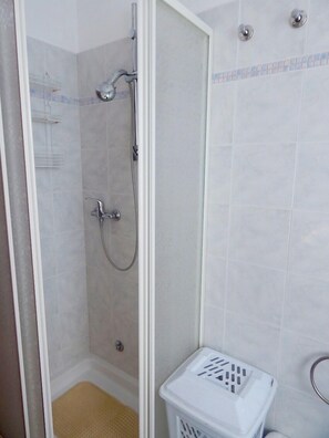 Departamento, 2 habitaciones | Regadera en el baño