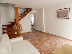 Maisonette, 2 Schlafzimmer | Wohnbereich | LCD-Fernseher