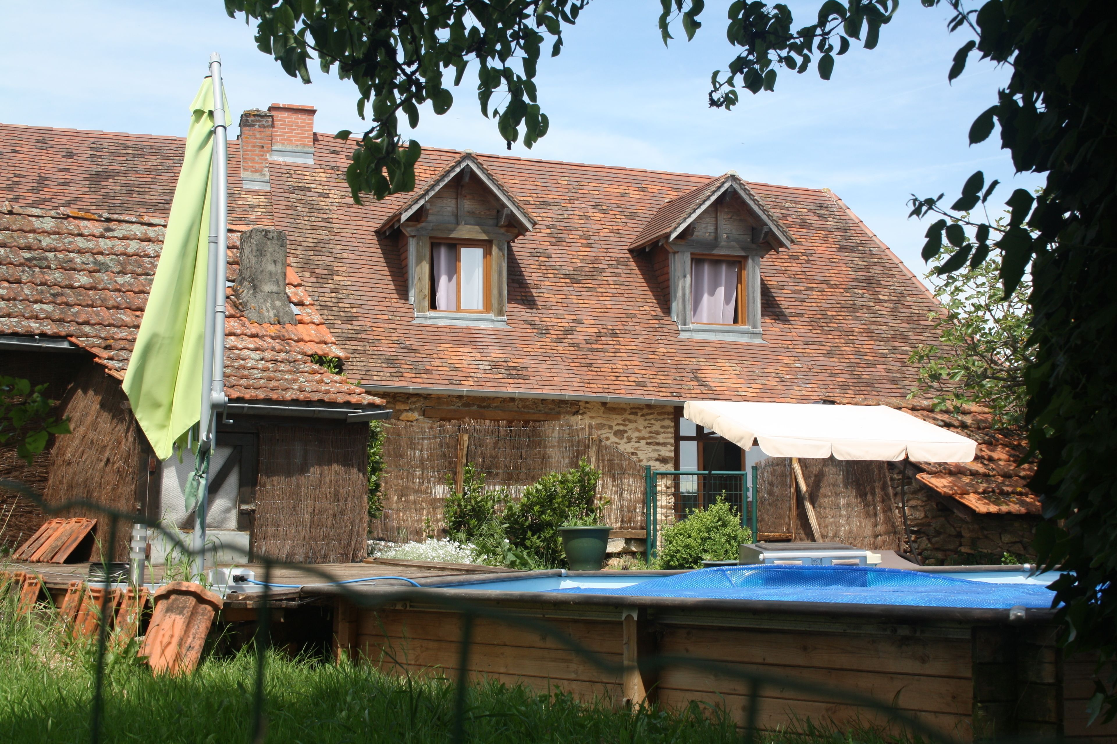 Piscine extérieure (ouverte en saison), parasols de plage
