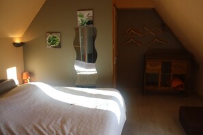 Premium bedding, blackout curtains, soundproofing, free cots/infant beds - B&B Le Relais de Chantecor (La Coquille)