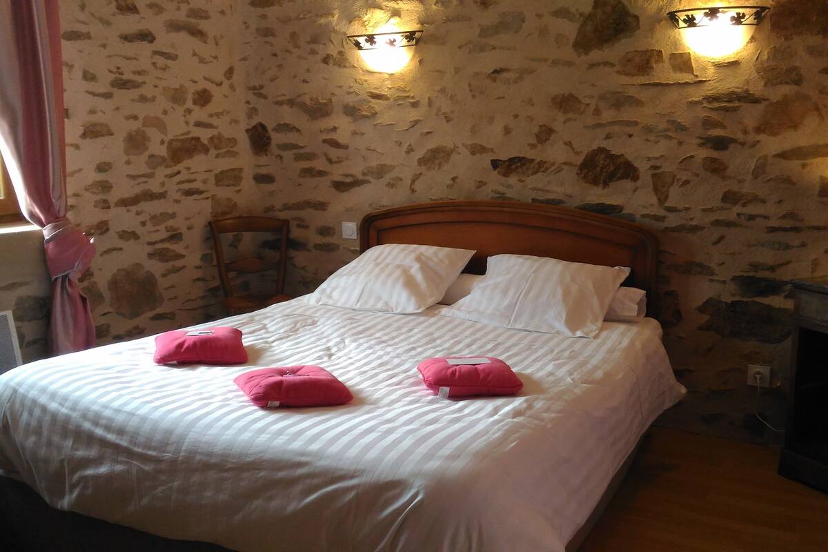 Habitación doble (De la Comba) | Ropa de cama de alta calidad, cortinas opacas, sistema de insonorización