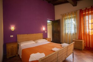 Departamento, 1 habitación, vista a la alberca | Tabla de planchar con plancha y ropa de cama 