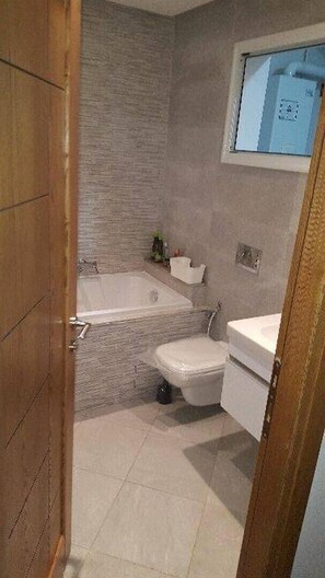 Apartment, 2 Schlafzimmer | Badezimmer | Badewanne, Haartrockner, Handtücher