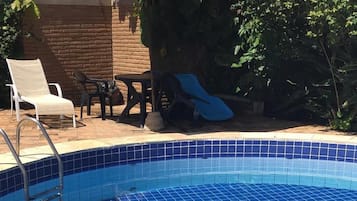 Utomhuspool, parasoller och solstolar