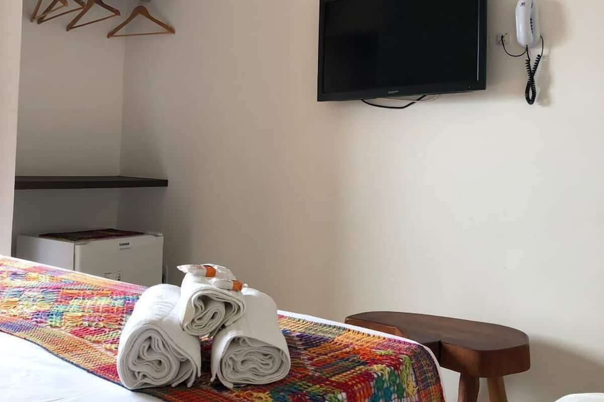 Ropa de cama hipoalergénica, minibar, escritorio