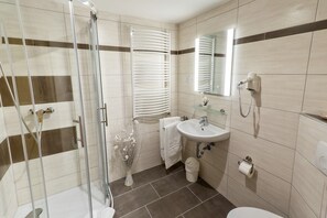 Desk, soundproofing, free WiFi, bed sheets - Hotel Hubertus Hof (Goslar)