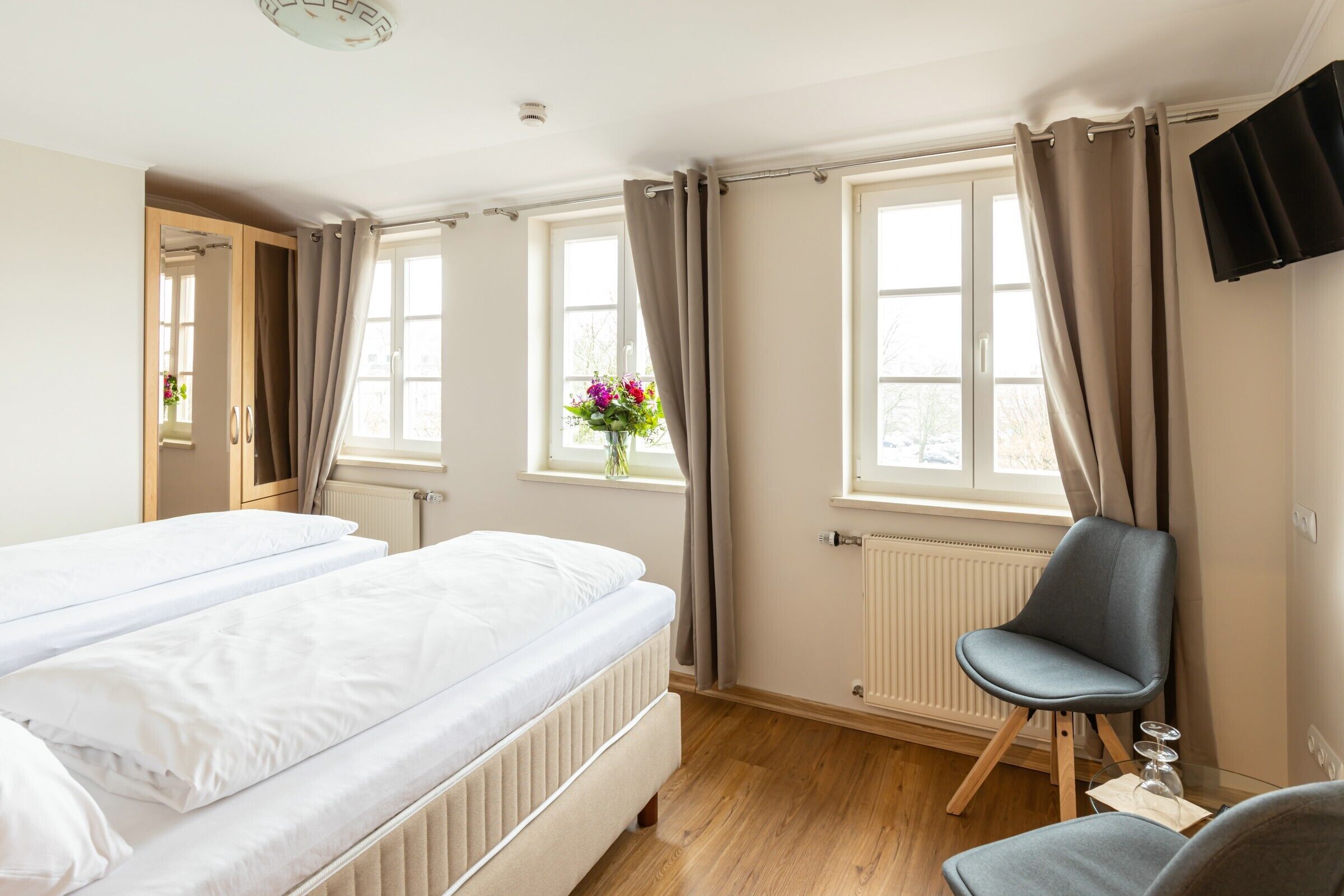 double room | desk, soundproofing, free wifi, bed sheets