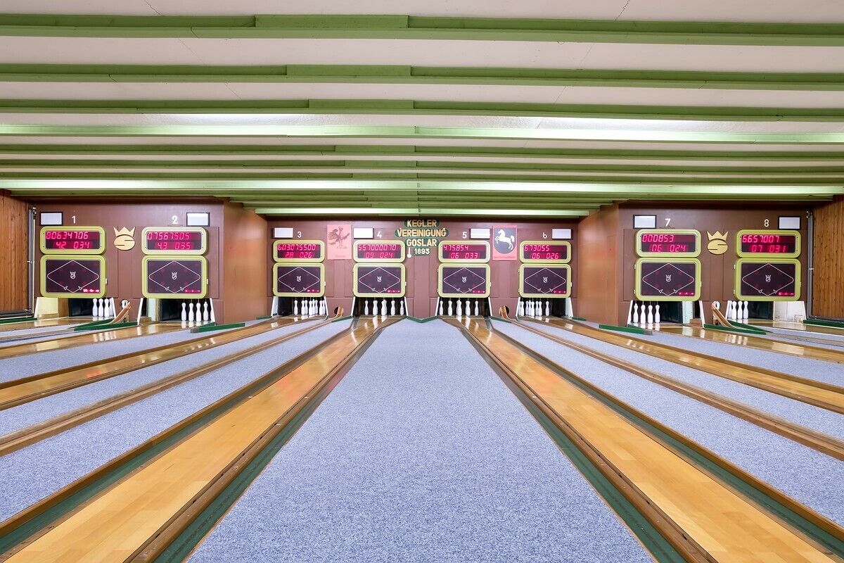 A bowling alley with multiple lanes, numbered from 1 to 8, and a central area labeled 'KEGLER VEREINIGUNG'.