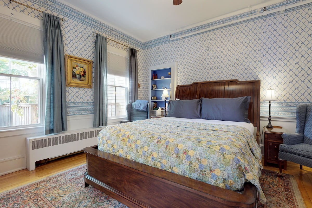 Chambre, salle de bain privée (Blue Ribbon - King Balcony Room) | Rideaux d’obscurcissement, fer et planche à repasser