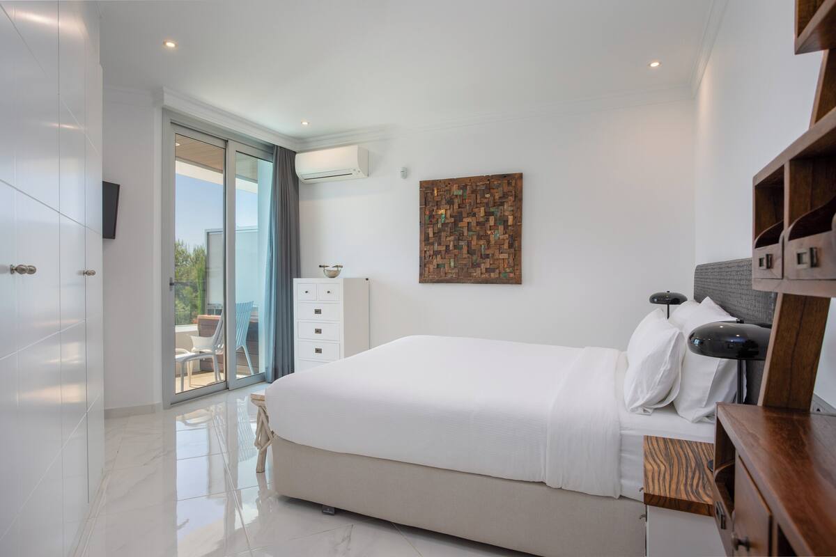 Premium bedding, in-room safe, blackout curtains, iron/ironing board