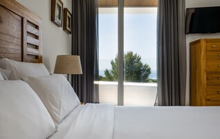 Marivent Deluxe Studio  | Ropa de cama de alta calidad, caja fuerte, cortinas opacas