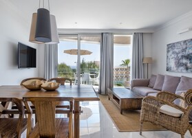 Ropa de cama de alta calidad, caja fuerte, cortinas opacas