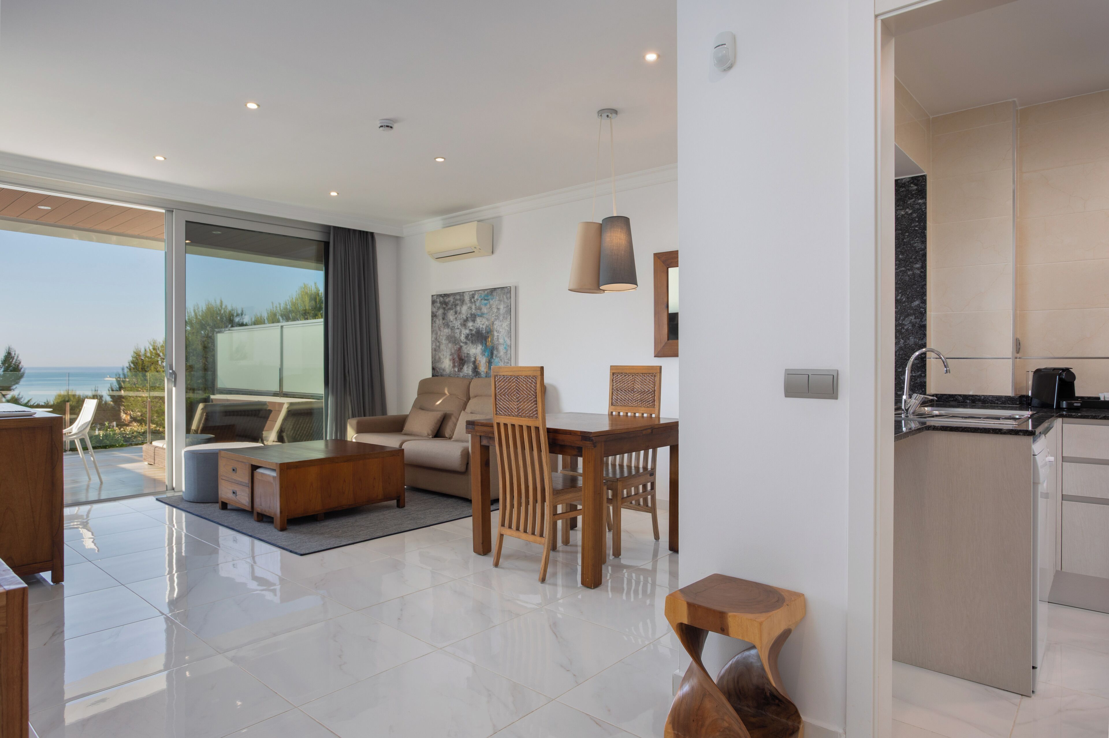 Marivent Deluxe Studio  | Living area | 40-inch TV with satellite channels