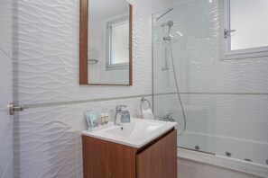Gratis toiletartikelen, een haardroger, handdoeken