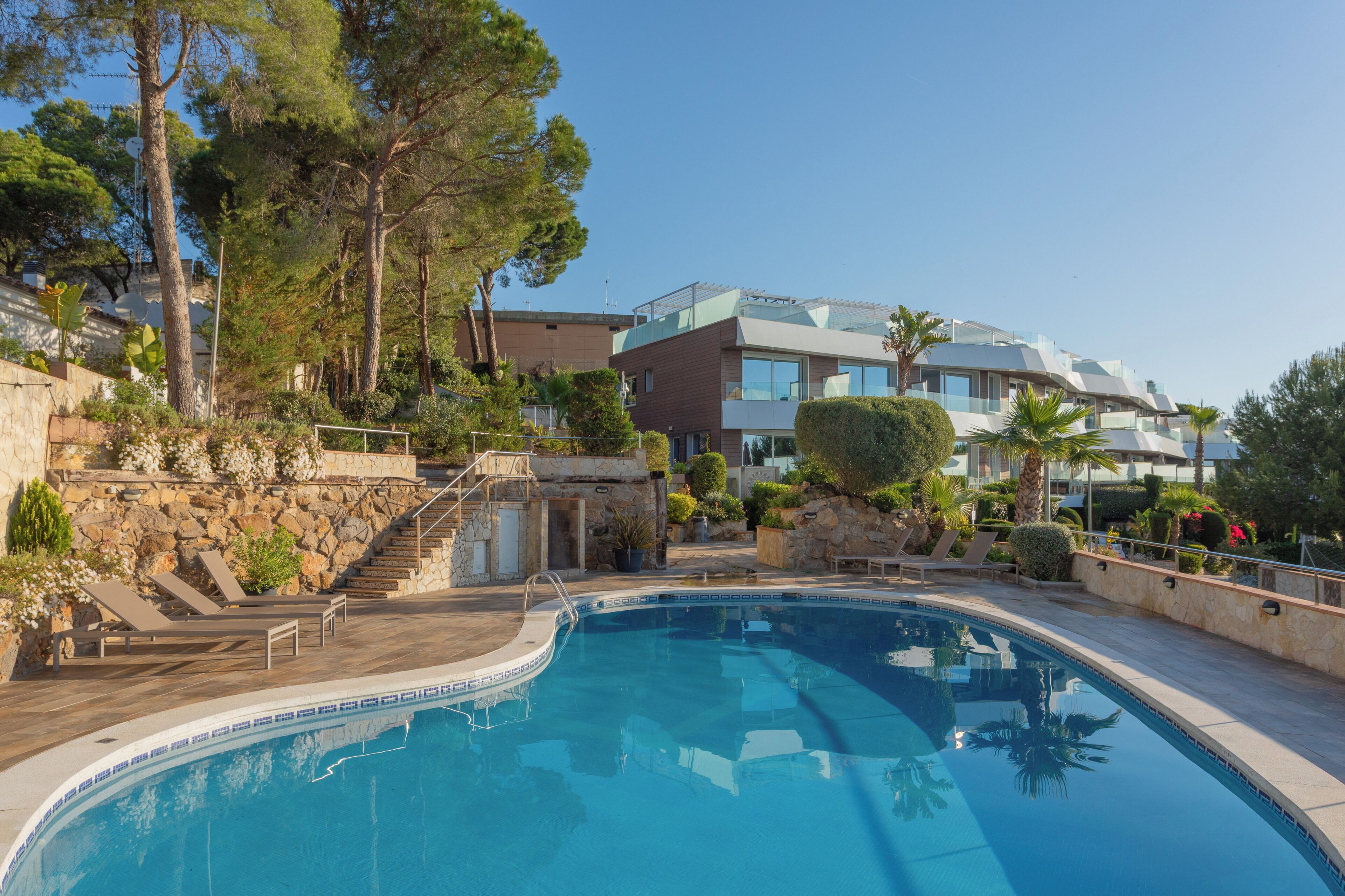 Piscine extérieure, parasols de plage