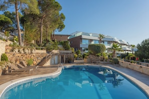 Piscine extérieure, parasols de plage