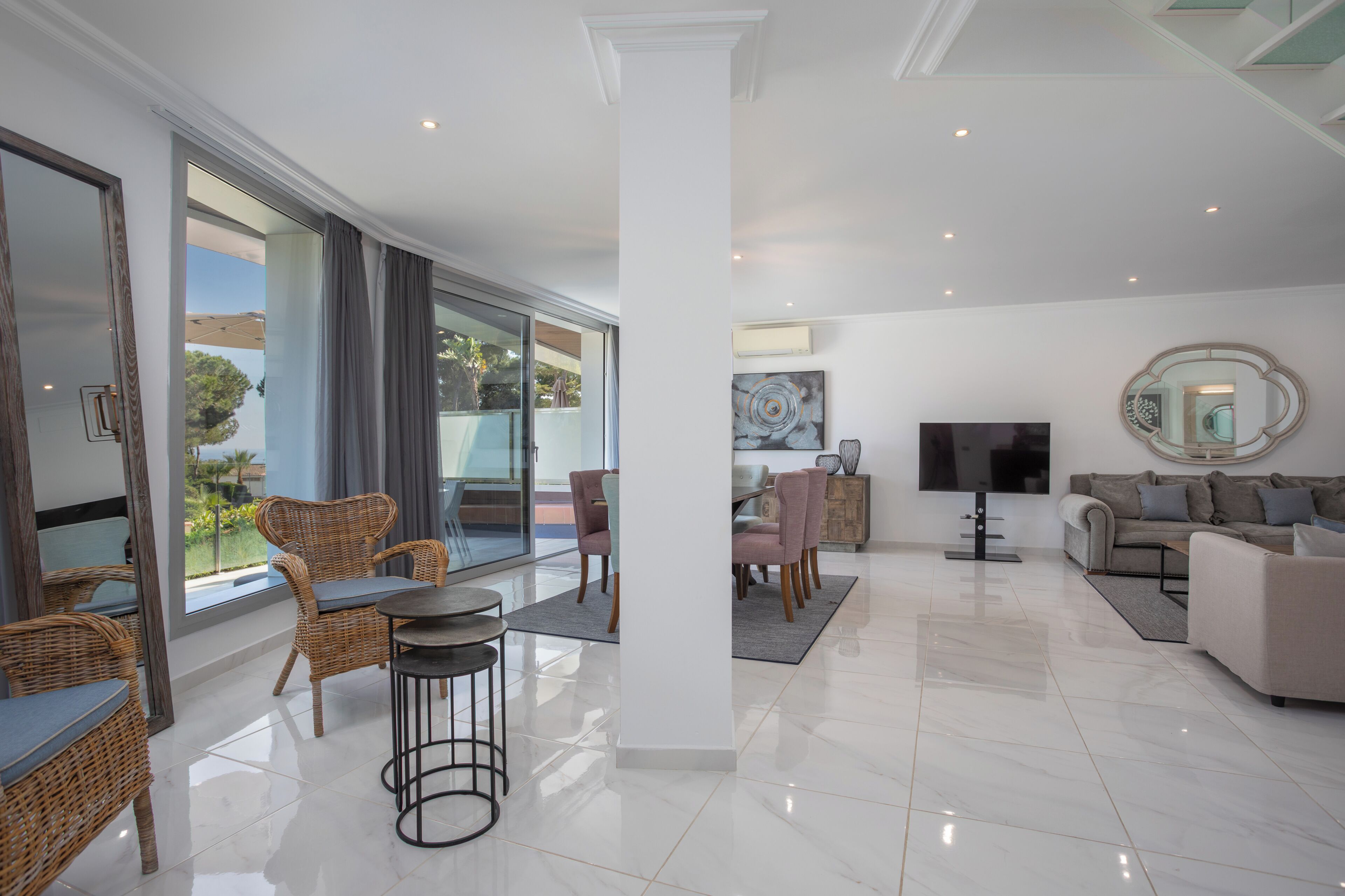 Marivent Luxury Apartments 3 double Rooms  | Living area | 40-inch TV with satellite channels