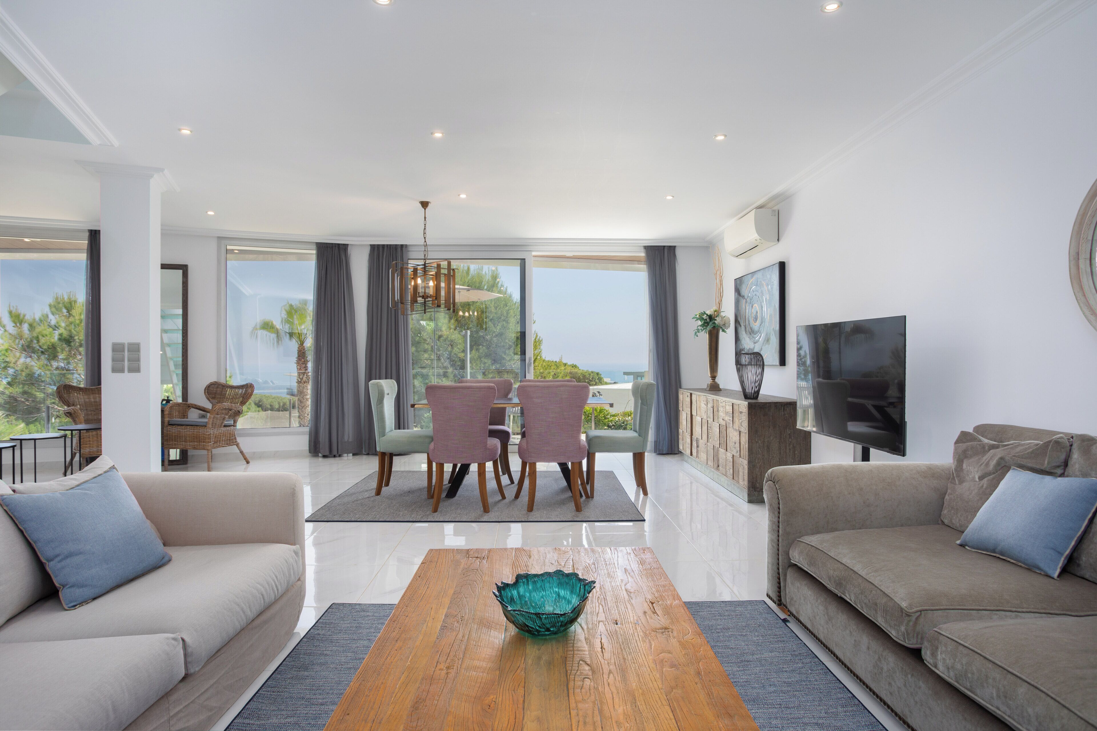 Marivent Luxury Apartments 3 double Rooms  | Living area | 40-inch TV with satellite channels