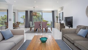 Marivent Luxury Apartments 3 double Rooms  | 起居區 | 40-吋電視，提供衛星頻道