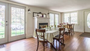 Dining - Le Petit Chateau Inn (Hyde Park)
