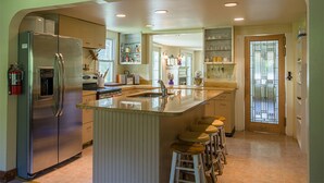 Interior - Le Petit Chateau Inn (Hyde Park)