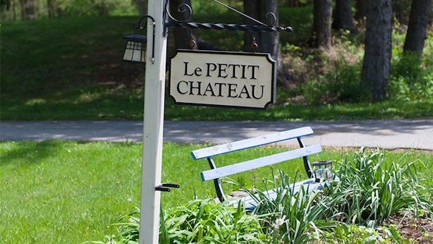 Exterior - Le Petit Chateau Inn (Hyde Park)