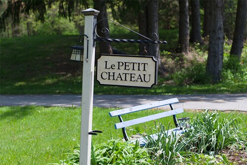 Le Petit Chateau Inn