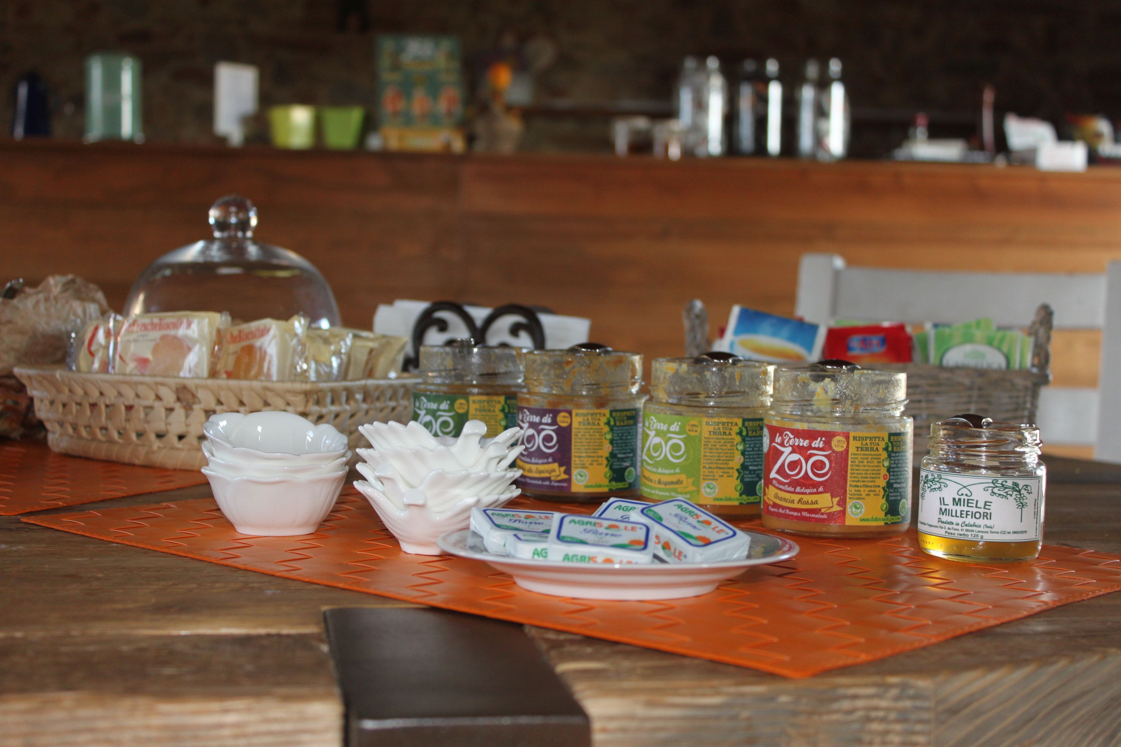 Un bufé de desayuno con diversas opciones de alimentos y acompañamientos.