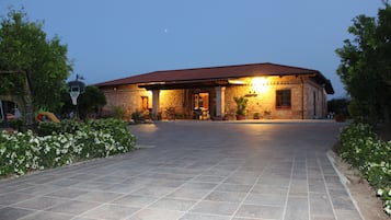 Vista frontal de la propiedad