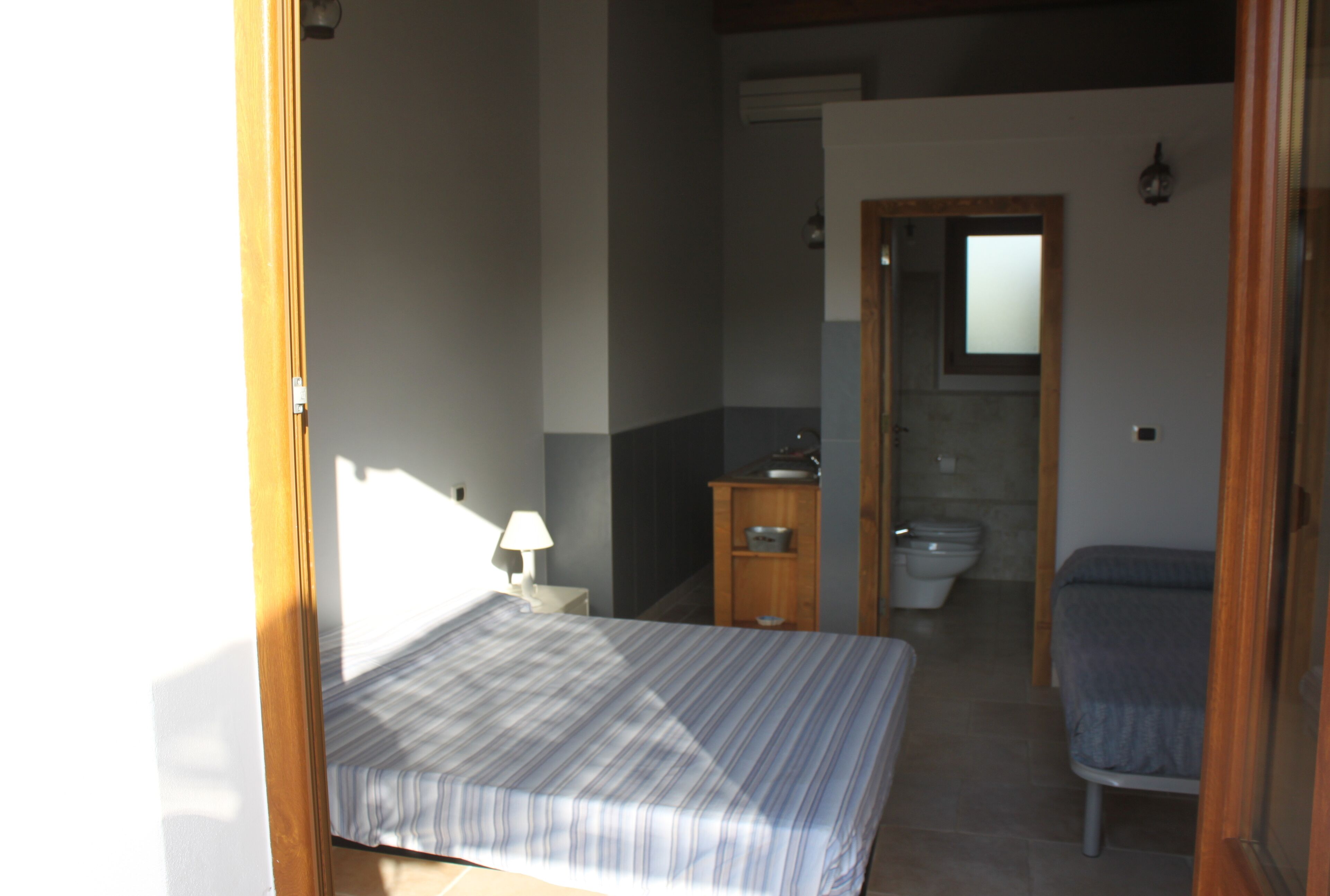 Chambre triple Standard, 1 chambre, cuisinette, vue sur le jardin | Vue de la chambre