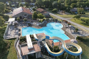 Piscine extérieure (ouverte en saison), parasols de plage