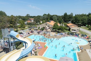 Seasonal outdoor pool, open 9:00 AM to 8:00 PM, pool umbrellas - RCN Camping La ferme du Latois (Coëx)