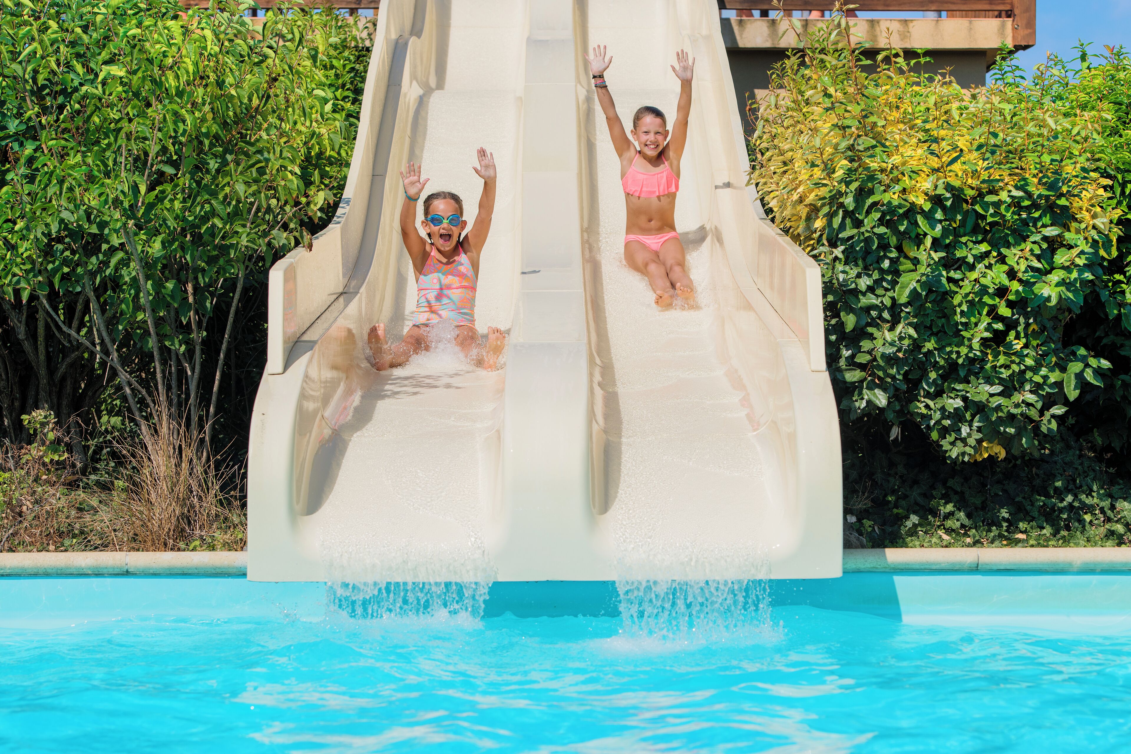 Sesongbasert utendørsbasseng, bassengparasoller og solsenger