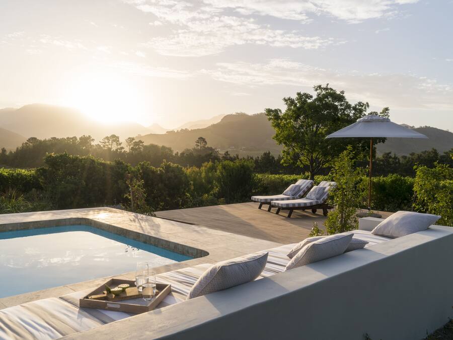 Una piscina al aire libre, tumbonas