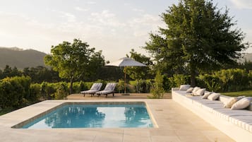 Piscine extérieure, chaises longues