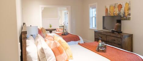 Suite Deluxe, 2 camas Queen size, baño privado (Double Queen Hospitality Suite) | Muebles diferentes, tabla de planchar con plancha, wifi y ropa de cama