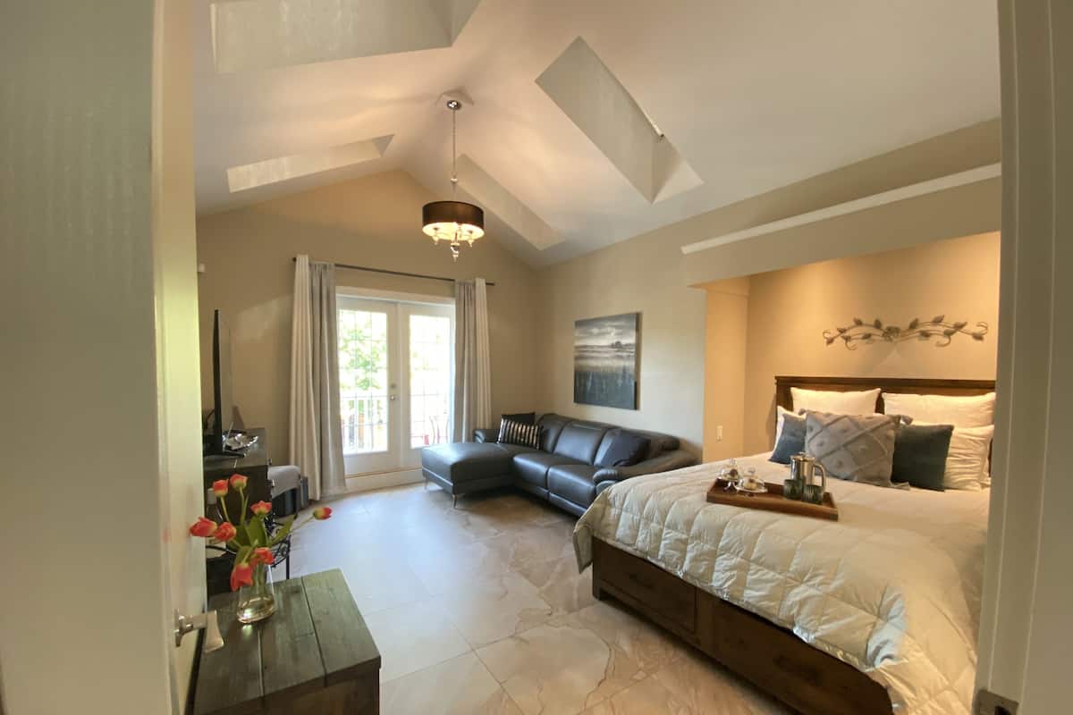 Studio Suite, Private Bathroom (Queen Luxury Suite) | 1 bedroom, individually furnished, iron/ironing board, WiFi