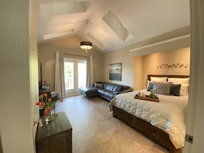 Suite estudio, baño privado (Queen Luxury Suite) | Mobiliario individual, tabla de planchar con plancha, wifi