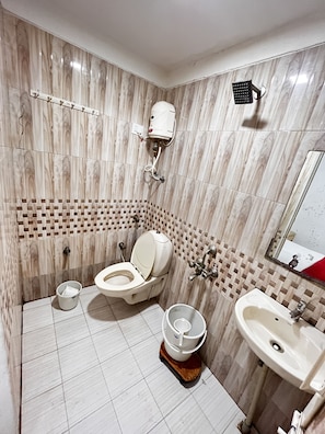 Deluxe Room | Bathroom | Shower, free toiletries, towels, soap