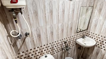 Deluxe Room | Bathroom | Shower, free toiletries, towels, soap
