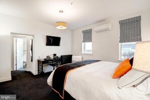 Down duvets, pillow-top beds, individually decorated - BlancNoir Bed & Breakfast (Baltimore)