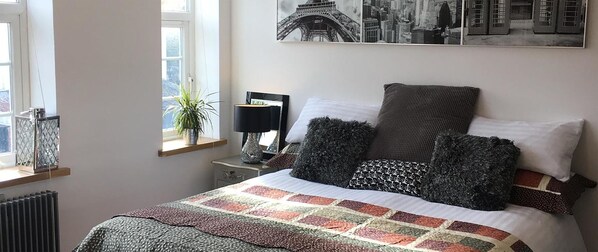 Luxury Apartment, 3 Bedrooms, City View | Soundproofing, iron/ironing board, free WiFi, bed sheets